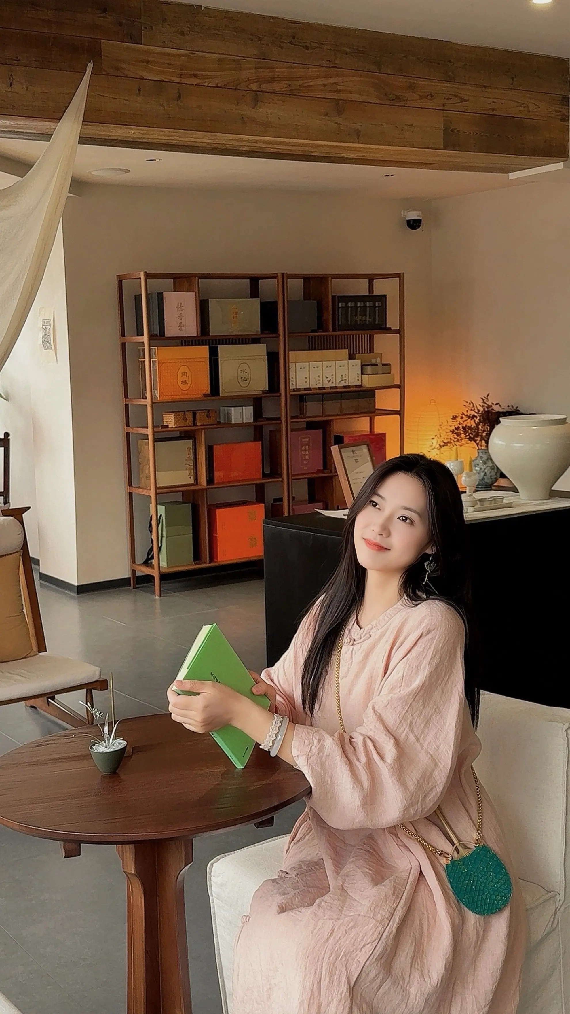 生活的褶皱里，总藏着一些温柔的光—是下班路上吹散疲惫的风，是镜子里对自...