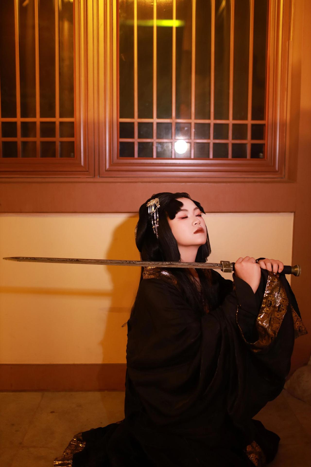 偶遇古镇晒出你的民族服饰穿搭 总要穿一次少数民族服饰 又被古典舞美到了 总要穿一