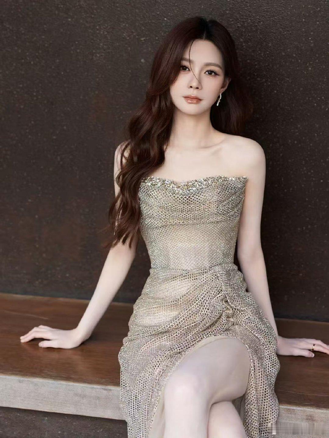 沈梦辰鎏金礼服造型声鸣远扬直播沈梦辰一袭鎏金礼服！裙摆晃动间全是金光，太绝了 