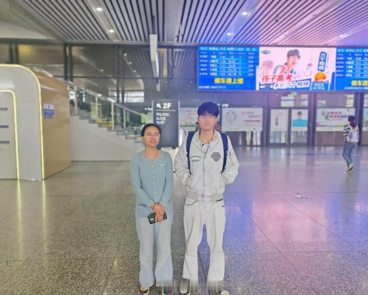 千里寄锦旗点赞宁波救助站暖心善举 不久前，来自青海的大二学生小平执意休学外出打工