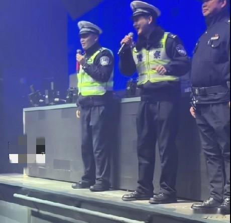 12月31日，湖北襄阳跨年夜，一群交警空降酒吧，上台就硬核喊话:“各位现场的朋友