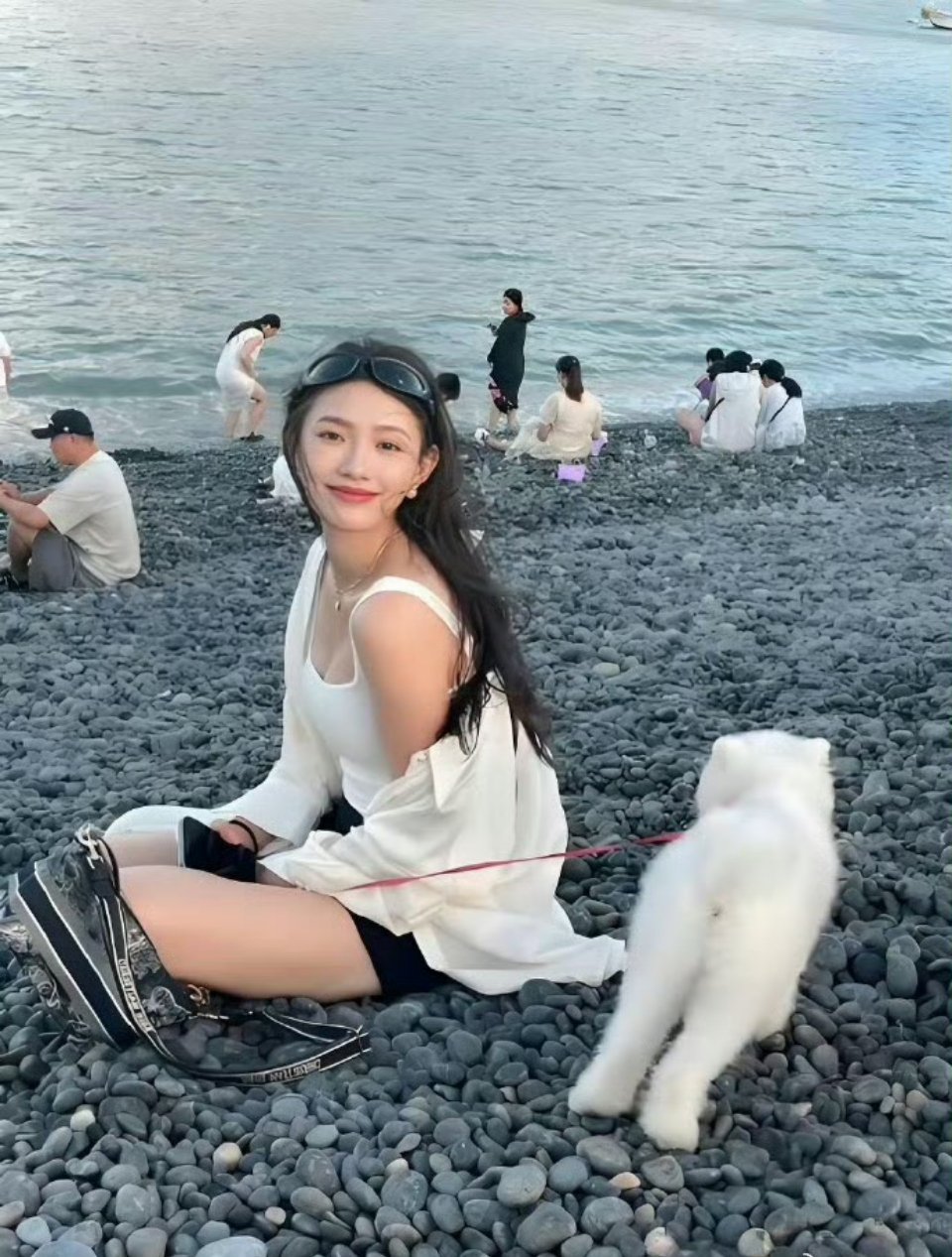 林允去海边玩居然没有路人认出来，那两个男生也不去要个签名 