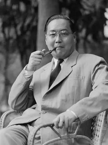 1920年，山东曲阜孔府内宅，一声婴儿啼哭划破了沉寂。一个男婴的降生，让整个孔氏