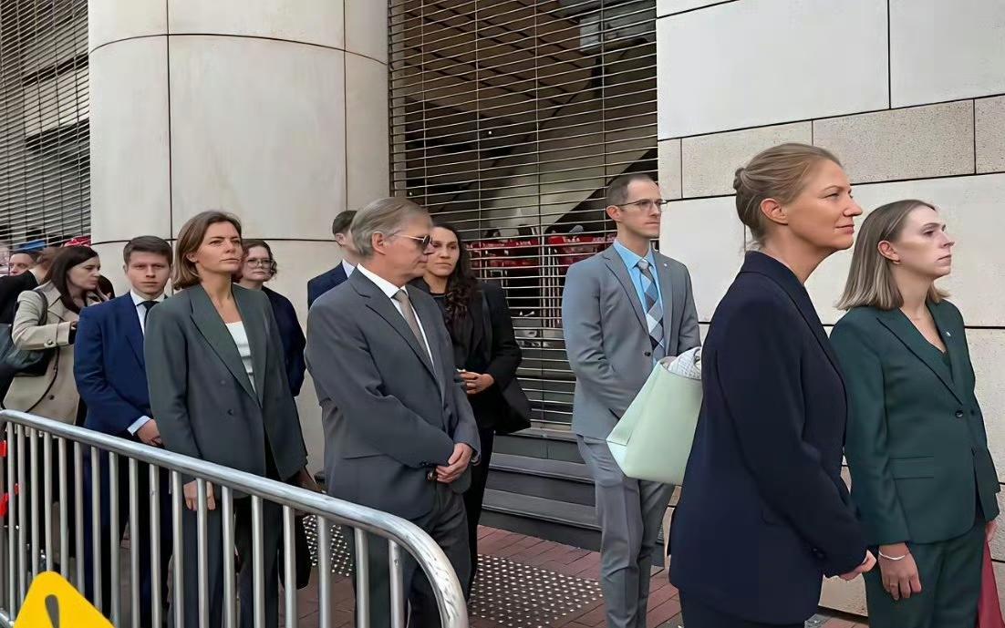 这是人类历史上西方政客丑陋的一幕，香港法院审判乱港分子黎智英的同时，美英等西方国