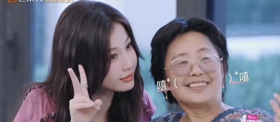 虞书欣和黄圣依妈妈（邓传理）的谈话，才让大家意识到这几年都冤枉她了。
众所周知虞