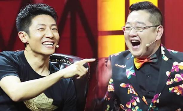 一次，主持人张绍刚跟朋友调侃：“我过生日，你们记得把礼物准备好。”没想到朋友半夜