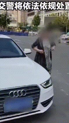 年度最亏吃瓜人！嫌瓜不好吃砸摊，结果自己开出套牌车
 真·大型搬起西瓜砸自己脚的