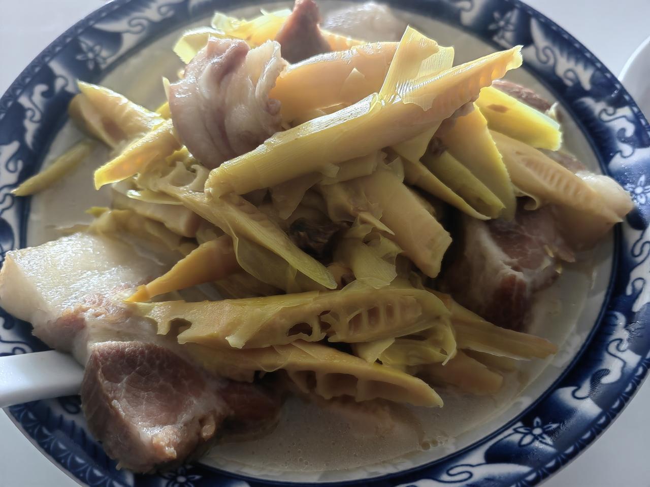 午间吃饭的时候，父亲说今天星期五。
​我一愣：你别吓我啊。今天不是星期四么？
​