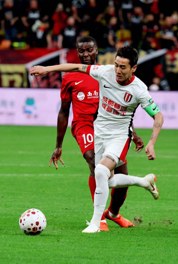 韦世豪破门拜合拉木绝平，成都蓉城3比3战平重庆铜梁龙！哨声响起，场上拼抢激烈。成