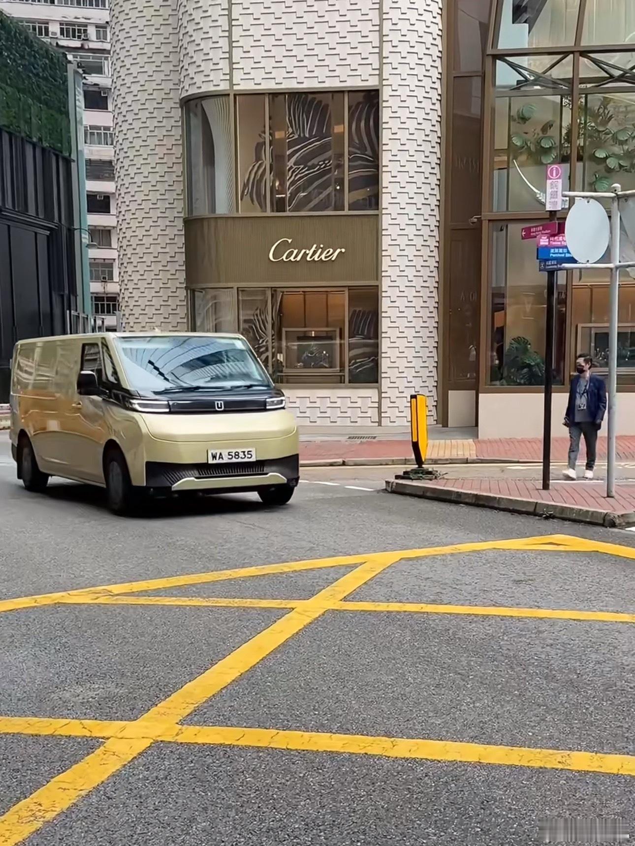 吉利远程的面包车，在内地就是货拉拉，跑去香港立马变身城市精英，高级感满满[dog