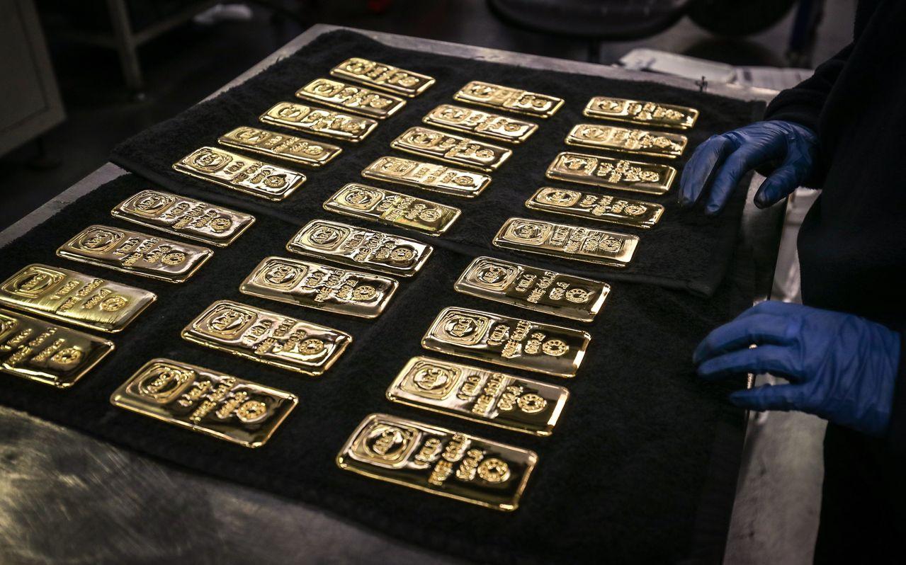 金价跌了10%，中国人却偷偷买了40吨，这事儿透着股邪性。
世界黄金协会最新数据