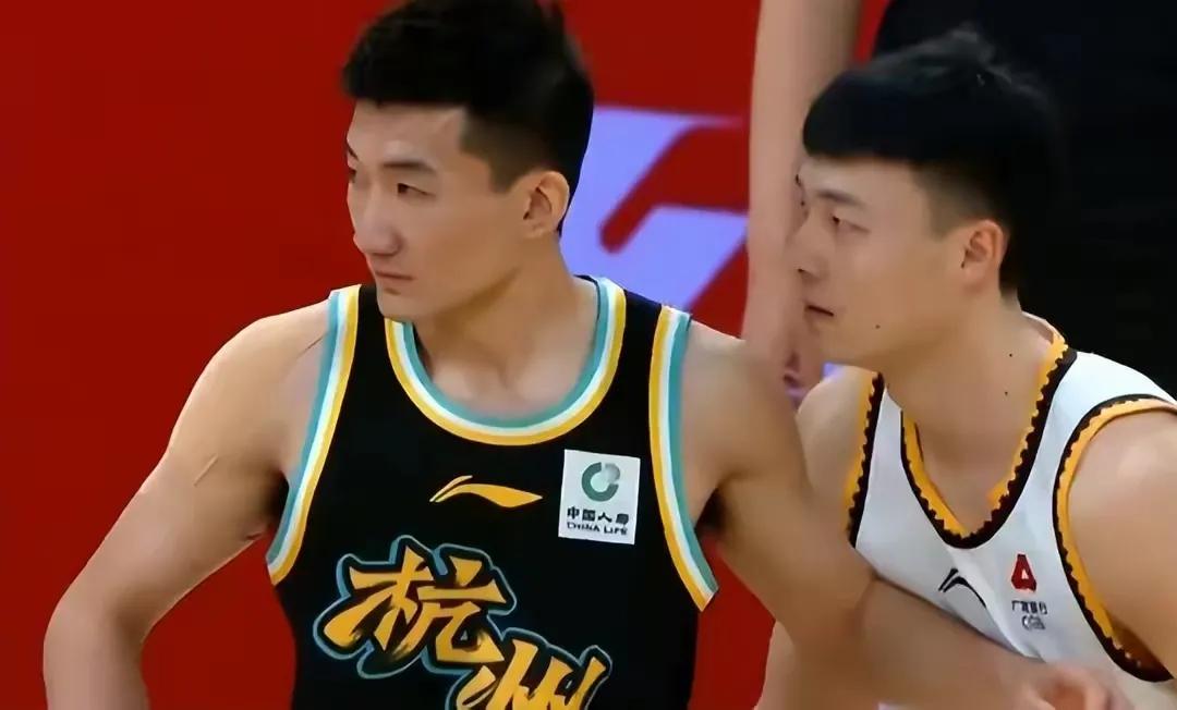 争议！辽篮vs广厦队！弗格怒砸篮球，乌戈喷裁判，球迷大喊黑哨。说实话裁判今晚真偏