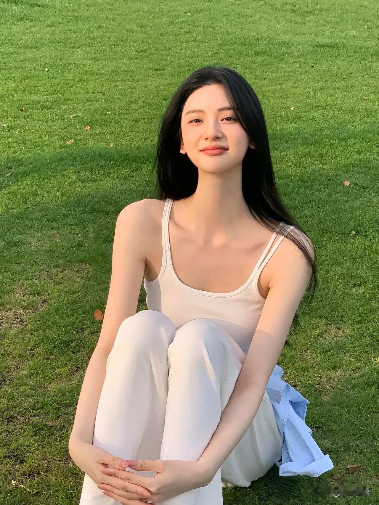 阳光下的温柔少女，静坐绿草如茵的公园，享受宁静的午后时光。🌞💐🌿