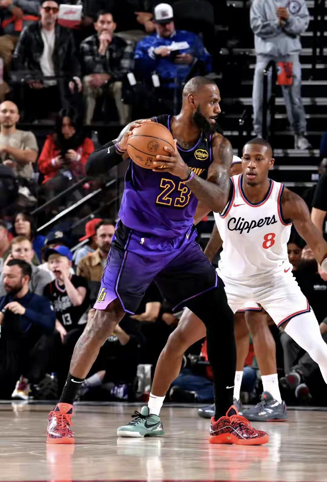 湖人同城之战中输给了快船，东契奇全场最低的正负值，他25投10中，三分12中3，