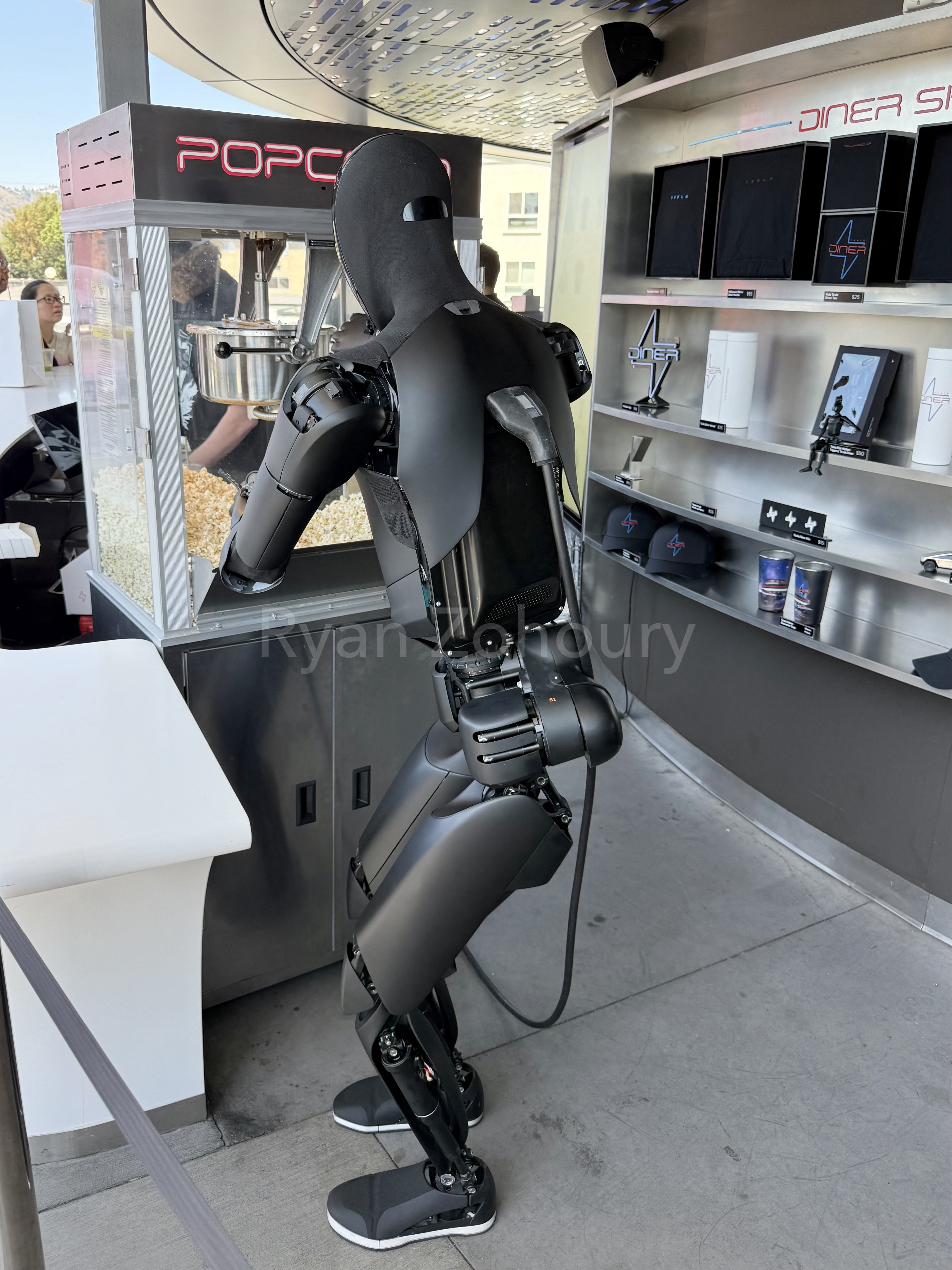 在特斯拉 Diner 餐厅给小朋友铲爆米花的那个 Optimus 机器人，可以边