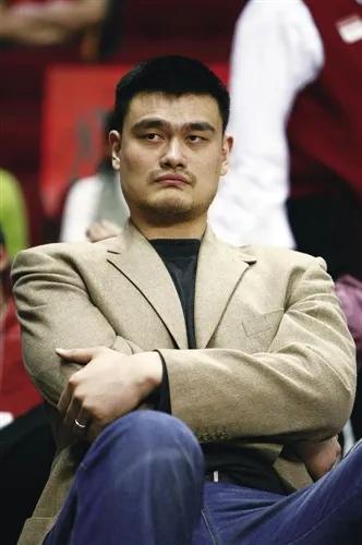 姚明为篮协主席这个职务，牺牲了巨大的个人利益。篮球评论员于嘉在采访中深情爆料，大