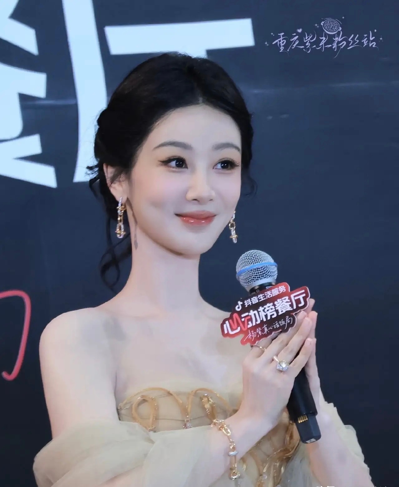 大家发现没有，杨紫自从拿下白玉兰视后就变了，不是她有了新的恋情，也不是演技有什么