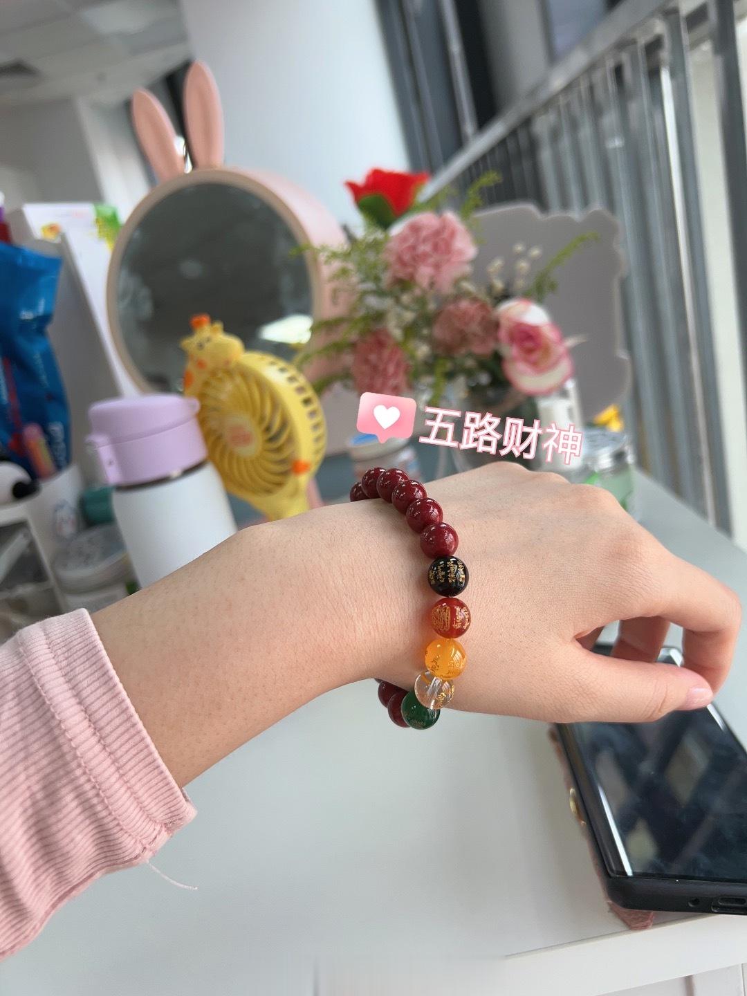 封建迷信我一律不信，财神殿里我长跪不起。年轻人，还是要相信科学呐～ ​​​