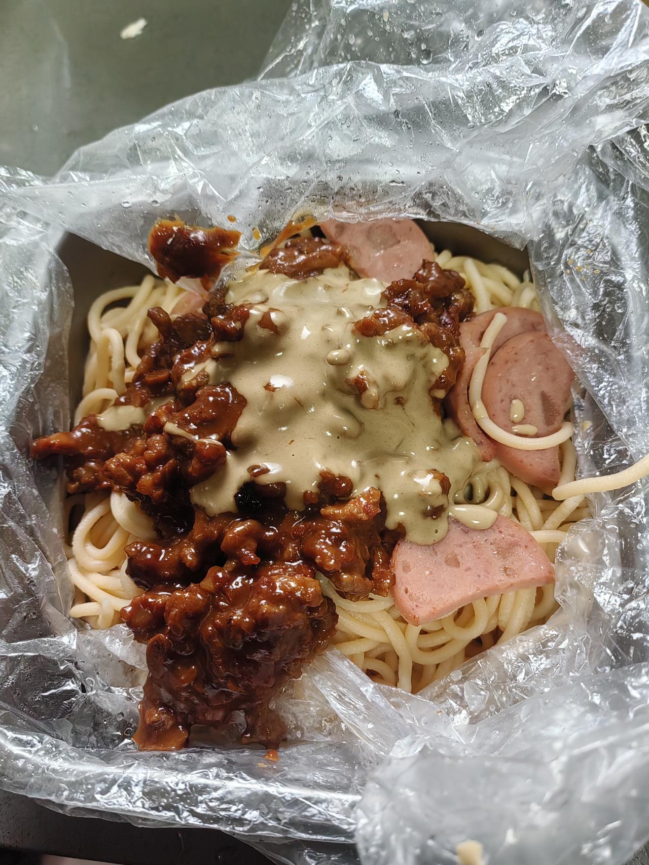 晚饭，二宝成主力了。
    打西红柿汁，挤汁液，压面条，调麻酱，都是二宝做的。