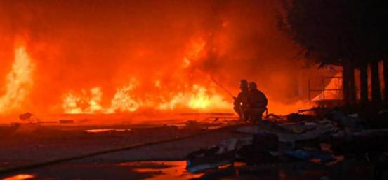 惨烈！莫斯科遭大规模轰炸，空中交通陷入瘫痪，超300架航班被迫取消或发生延误，7