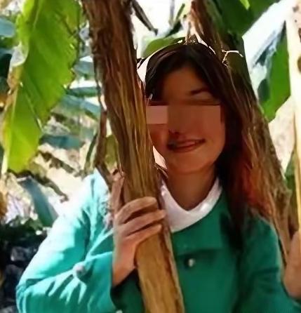 2002年，武汉花季女大学生朱力亚，被老师含泪告知热恋男友确诊艾滋，毫无防备的她