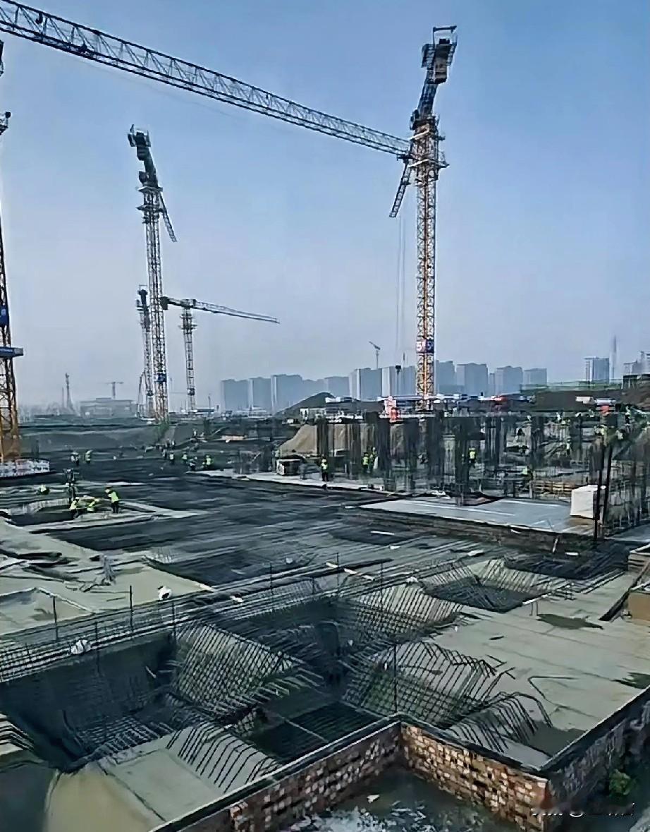 临沂河东这一高中项目忙的热火朝天
刚刚刷到一名工人发布的关于相公街道沂河新区实验