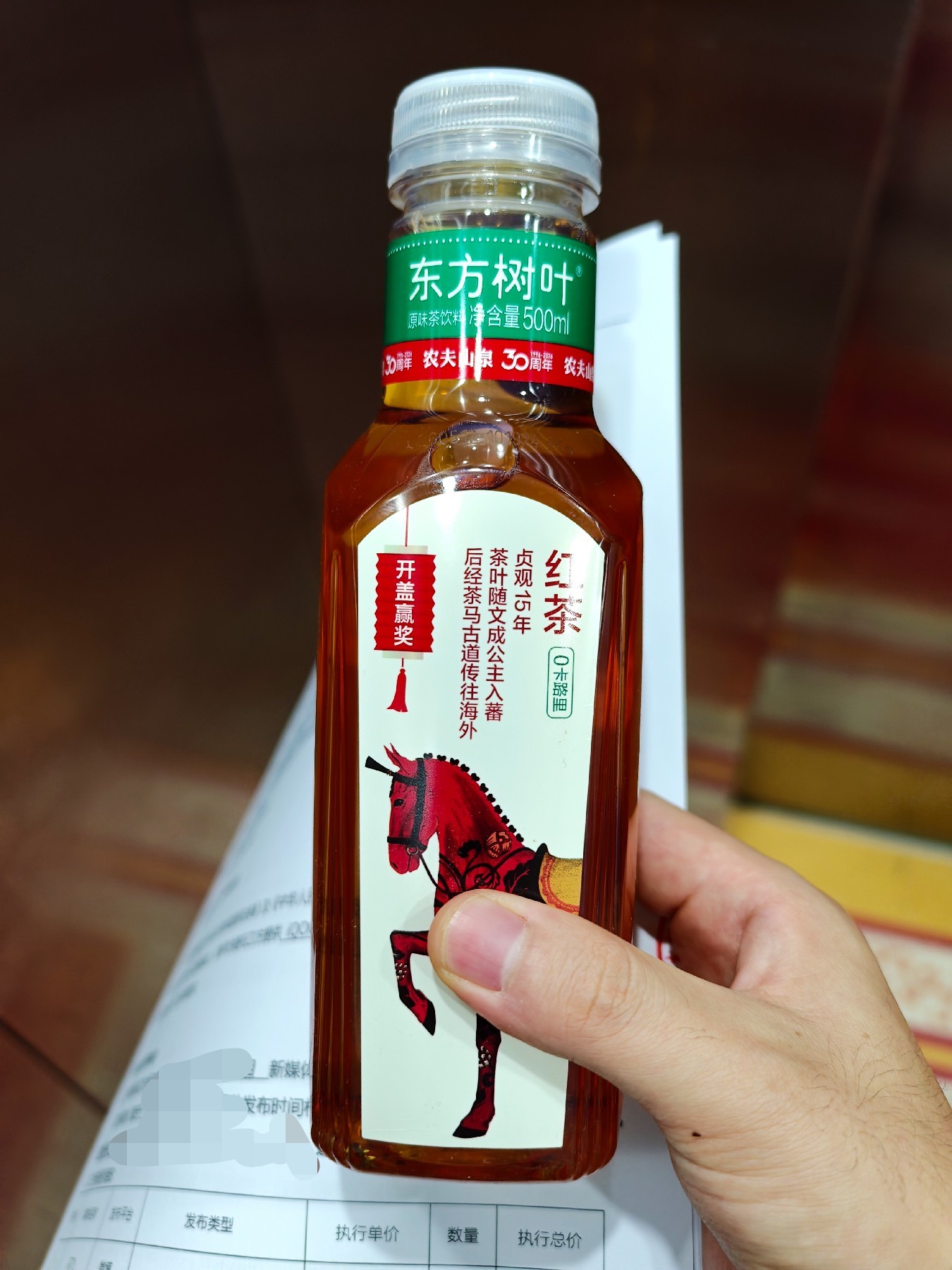 天气太热了，寄快递给顺丰小哥拿瓶水。花不了几块钱，但是可以让自己心情变得很好。 