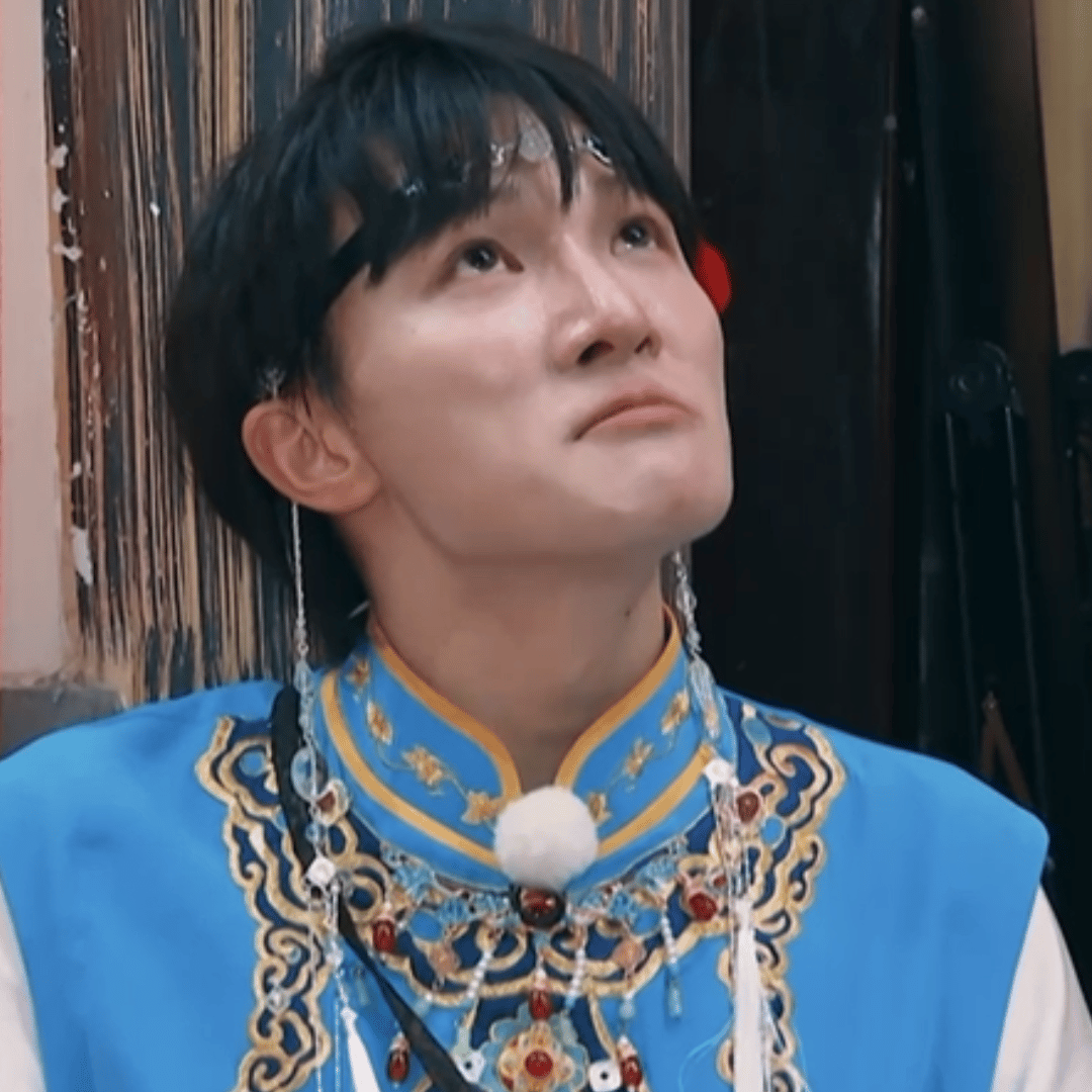 #周深录奔跑吧哭了#这是发生了什么事呀？看到周深录奔跑吧哭了。而且他还倔强的抬起