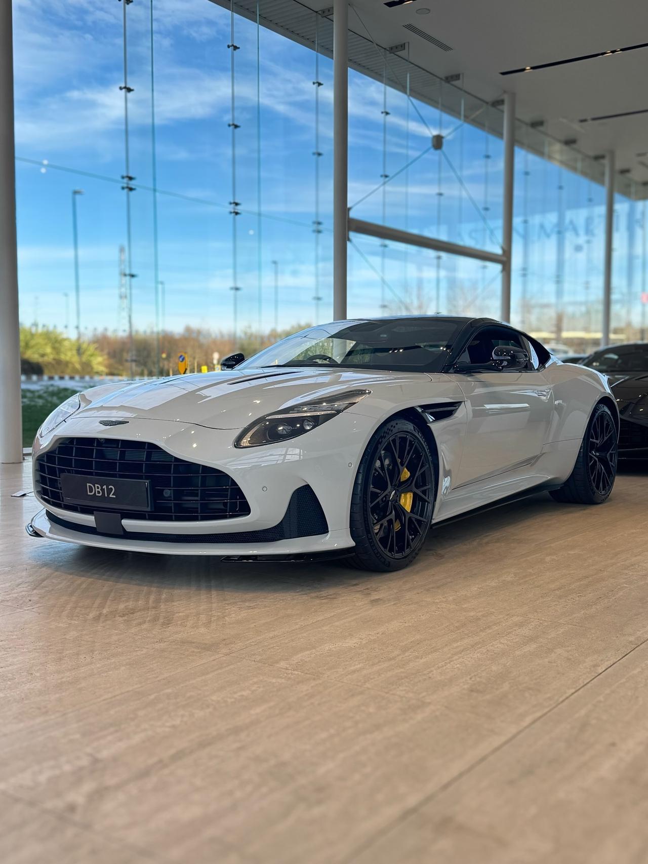 阿斯顿马丁DB12，该车采用顶点灰（Apex Grey）配色