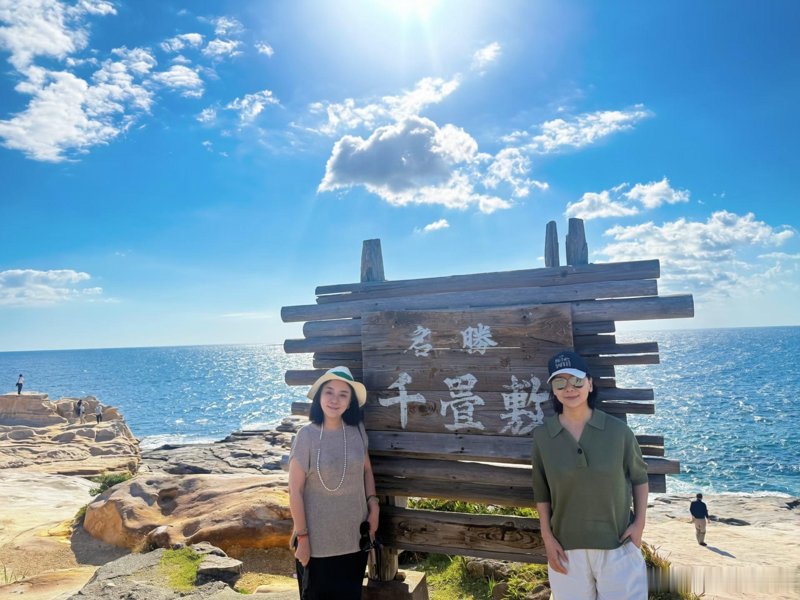 白滨一日，海与岩，风和光。千叠敷的层叠岩，三段壁赤红崖壁，圆月岛静立海上。日光正