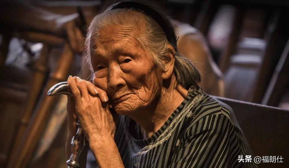 当父母开始“认怂”：那些让我们瞬间溃堤的衰老真相

上周在社区医院走廊，我撞见一