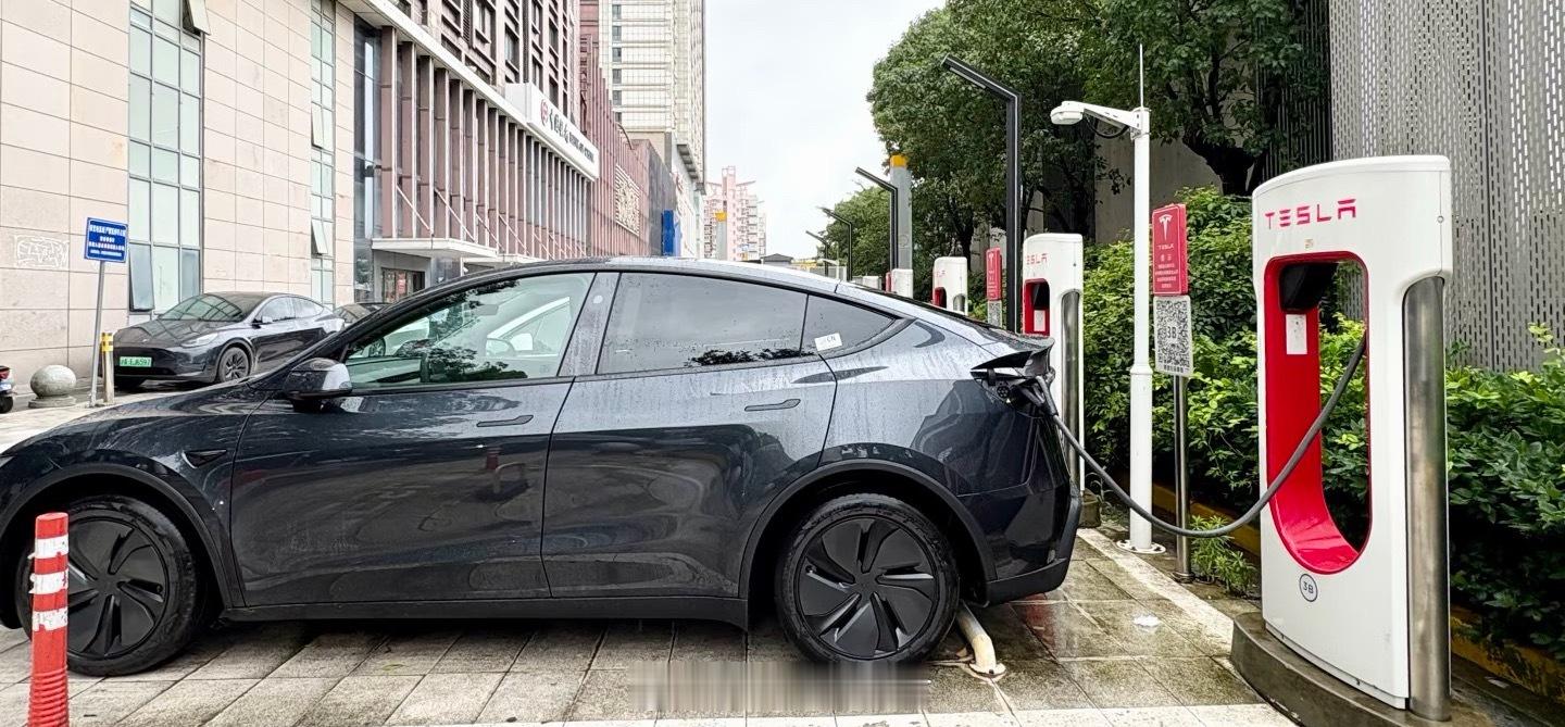 特斯拉建议车主剩100公里时充电其实纯电车我开上去的那一刻心里面时刻保持充电的准