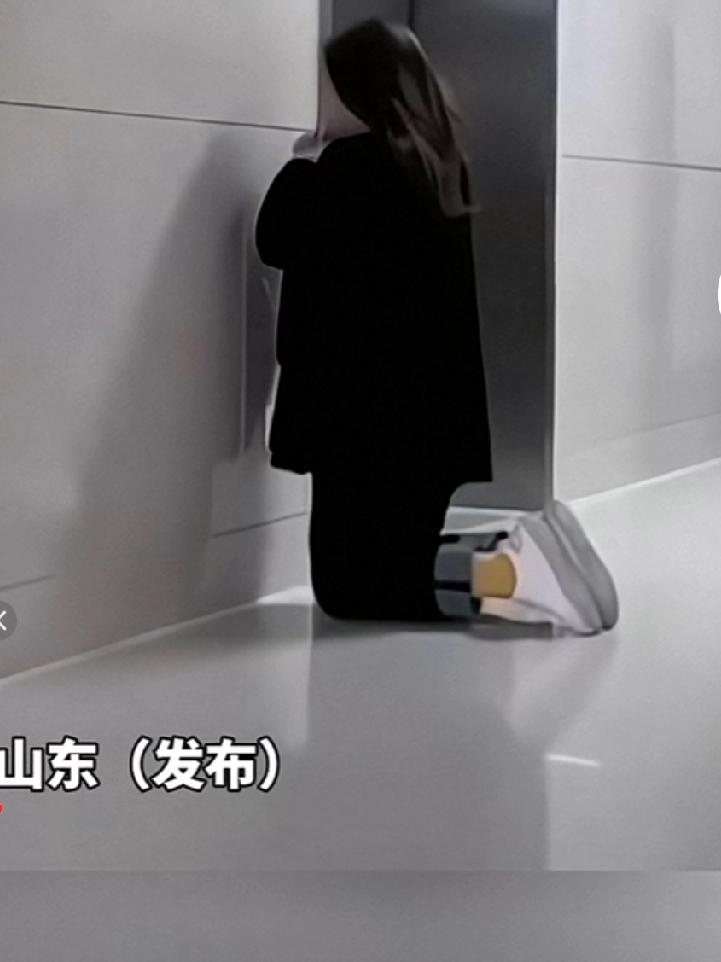 28岁的丈夫出了车祸，怀孕的妻子跪在手术门室门外祈求！
       车祸手术伤