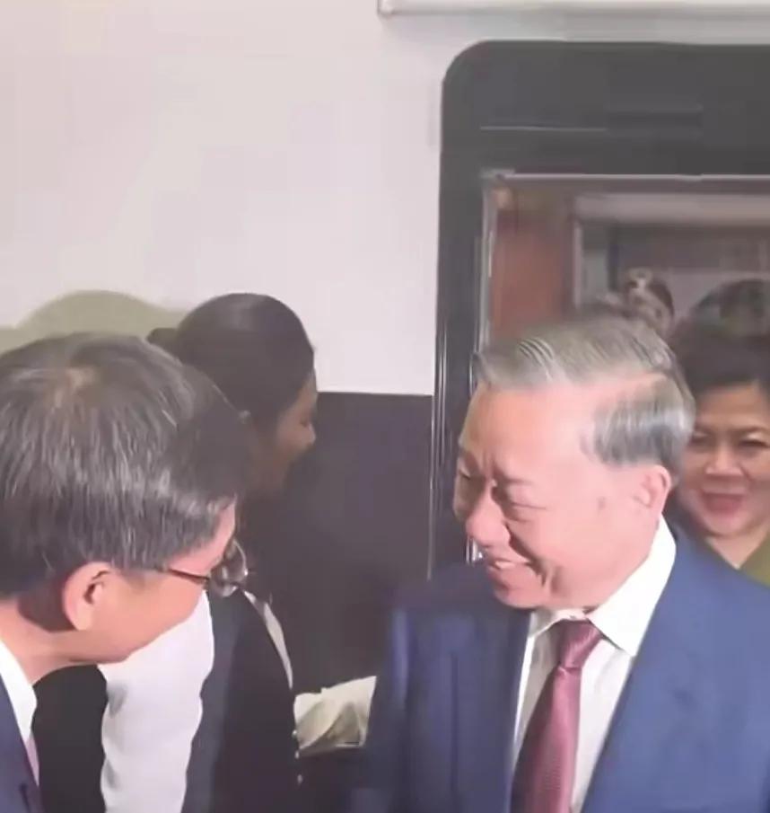 越共中央总书记主席苏林和夫人从北京乘高铁抵达广西南宁。