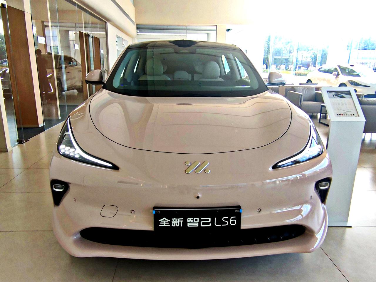 全新《智己LS6》新三大件
   智己LS6全新上市，其″新三大件″包括800V