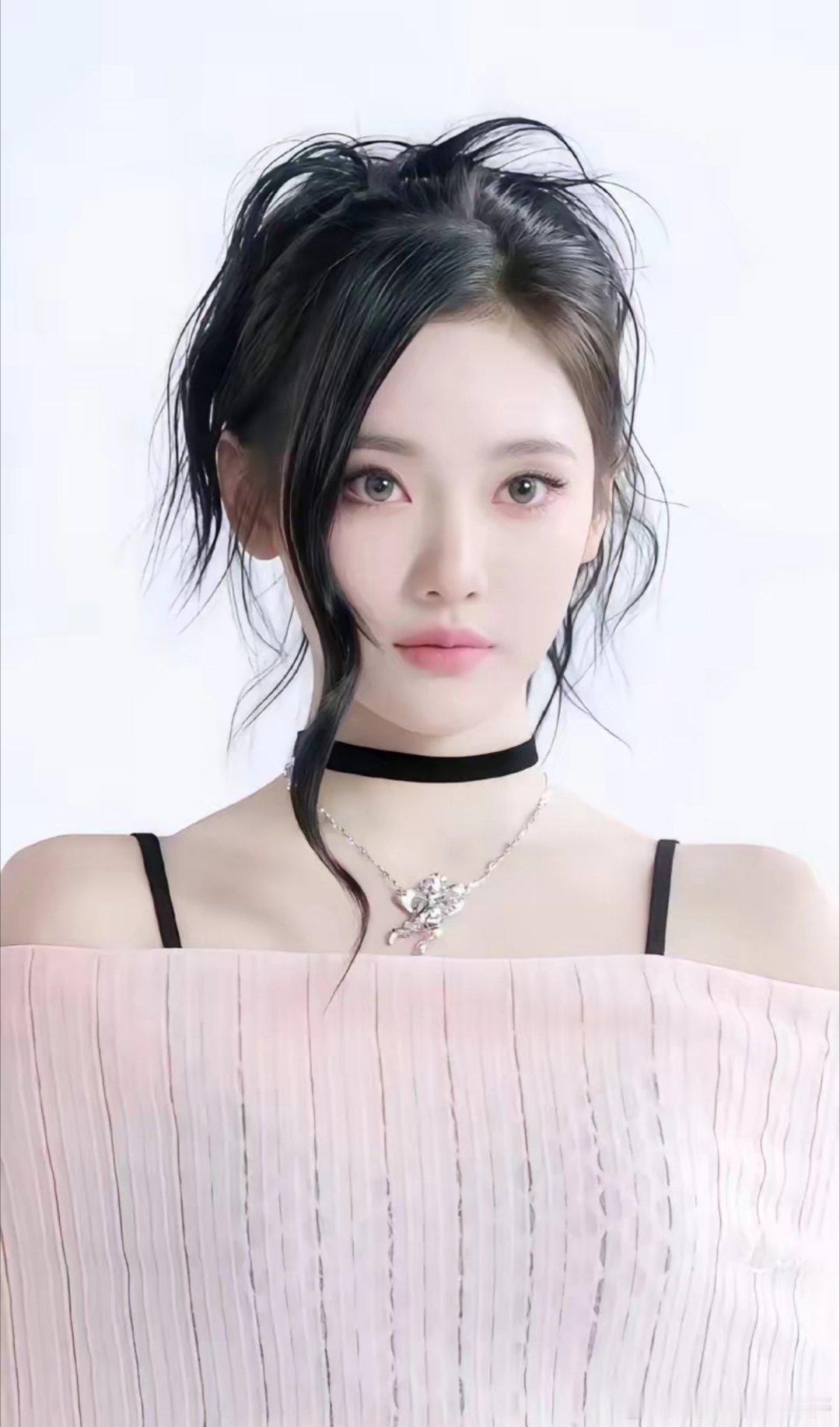 明知国内底线还跟风！宁艺卓陪同Lisa现身敏感场合，行事欠缺考量近期艺人私下出行