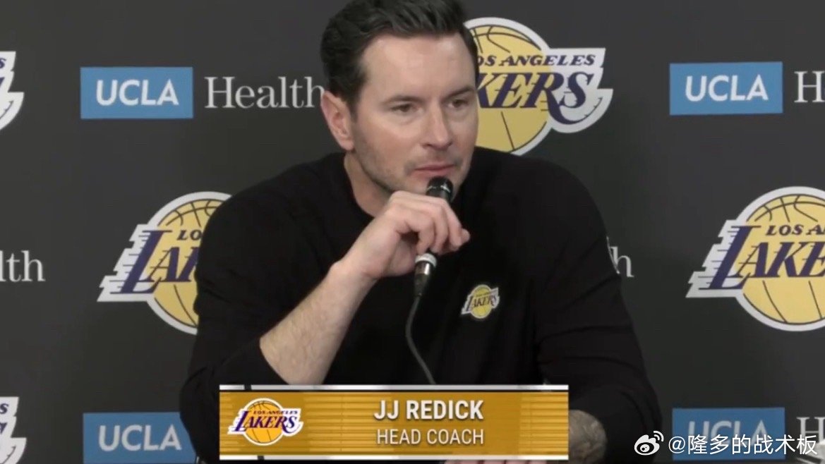 雷迪克被问到为什么东契奇没能更多出现在MVP讨论中：“因为他总跟裁判抱怨？我也说