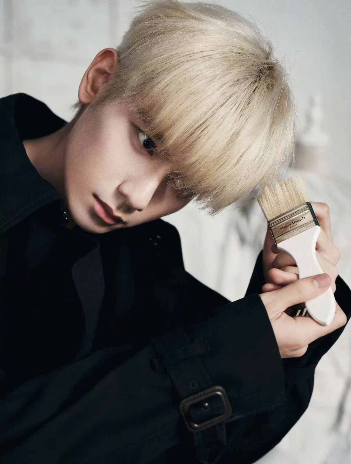 胡先煦金发刚用刷子刷的胡先煦刷子是头发做的胡先煦真的长大了，大家还愿意当妈妈粉吗