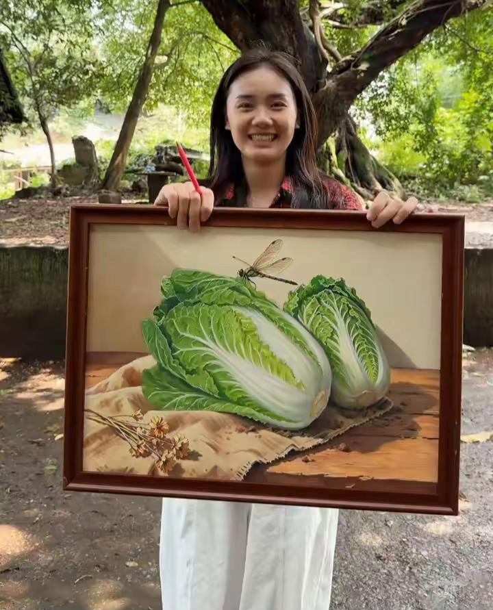 漂亮的小姑娘从小学画画，她是城里人，没有见过大白菜是从土豆起完，豆角黄瓜辣椒西红