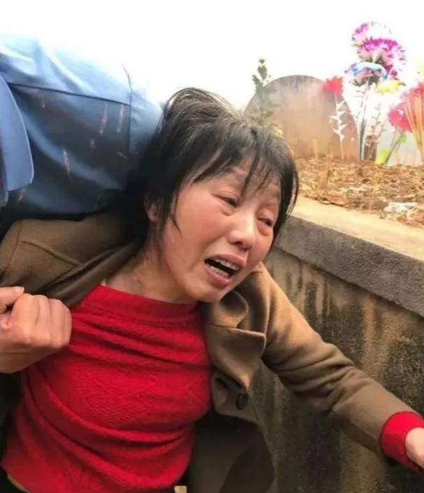 1984年，一战士壮烈牺牲，其新婚20天妻子拒绝改嫁，坚持生下遗腹子，35年后，