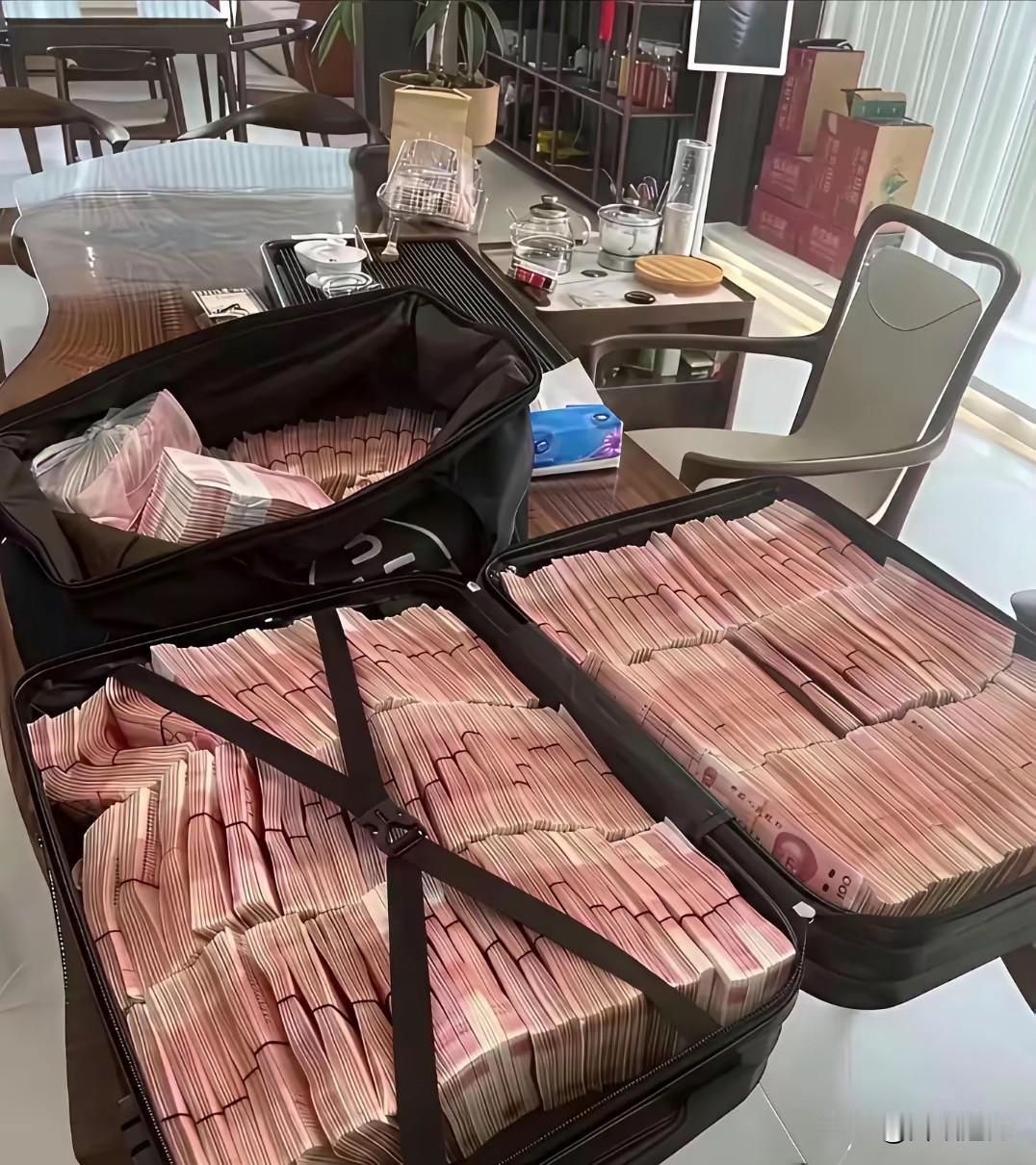把嫁妆的金饰全卖了，兑了这些钱，我也能在广东穿人字拖了吧！

听说广东有钱人都是