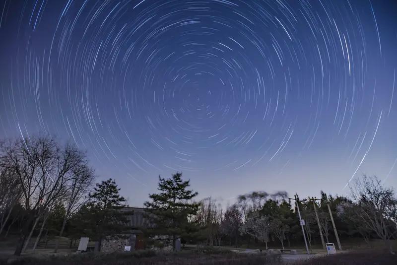 “月落西山大地暗”，短短一句就把暮色四合、天地渐暗的画面勾勒出来了，超有氛围感！