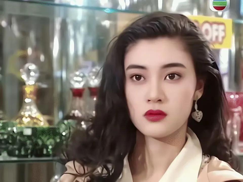当年李嘉欣结婚的时候，港媒：豪华巴士驶入豪宅[尬笑]
但不得不说她俩是真爱，结婚