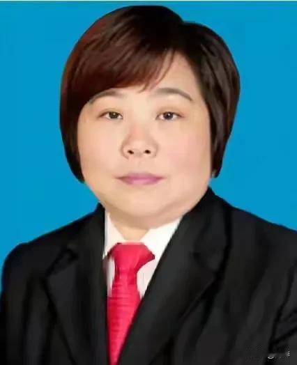 飞流直下三千尺，看似老实藏奸计。
口号喊的震天响，落马被查早有迹。

李秀华，女