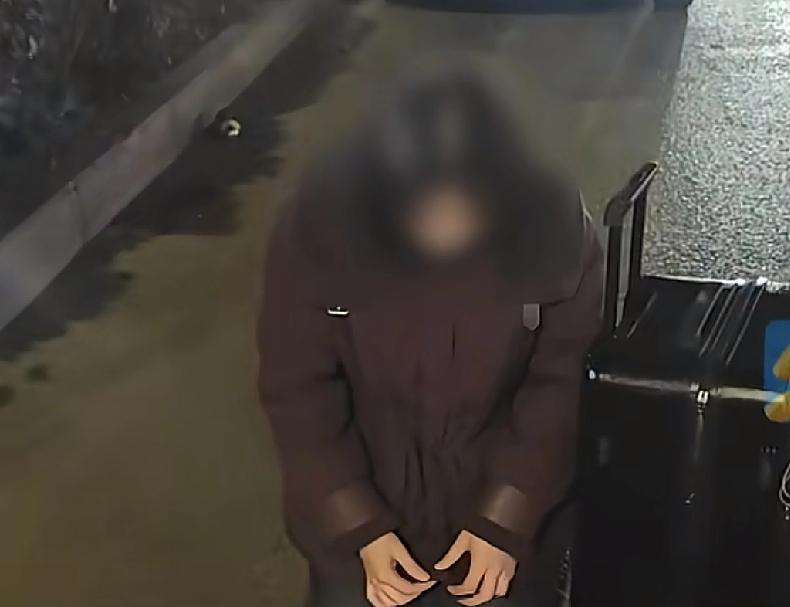 很多人不理解，为什么这么简单的骗术还却一直有人做
河南郑州一个广场附近有一位中年