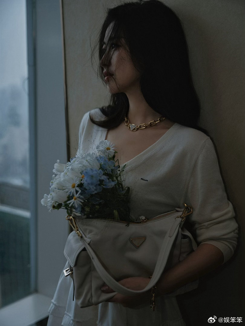 朱珠捧花回眸 我的女神朱珠太美了吧，这捧花回眸绝了，眉眼带笑，美到让人移不开眼 