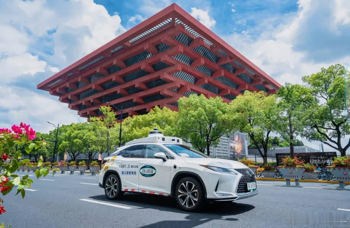现在上海街头招手拦出租，可能直接来辆“空车”——主驾没人！后排一坐，输手机号点出