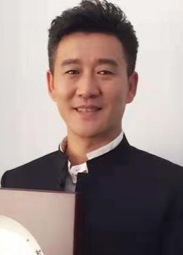 正在播出的电视剧《藏锋》里，演员侯岩松出演某市公安局副局长郭俭，播出的几集里，他