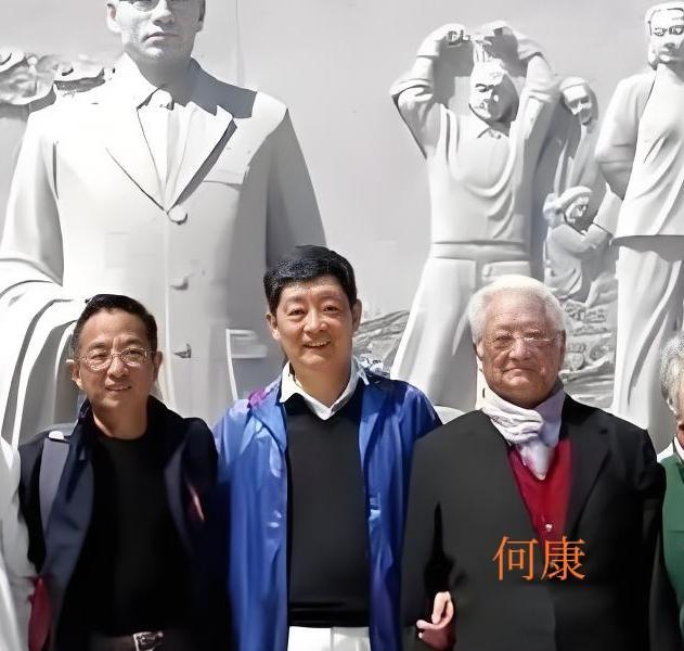 2014年深秋，北京西山森林公园的石阶上，86岁的何康扶着墓碑缓缓坐下。

碑上