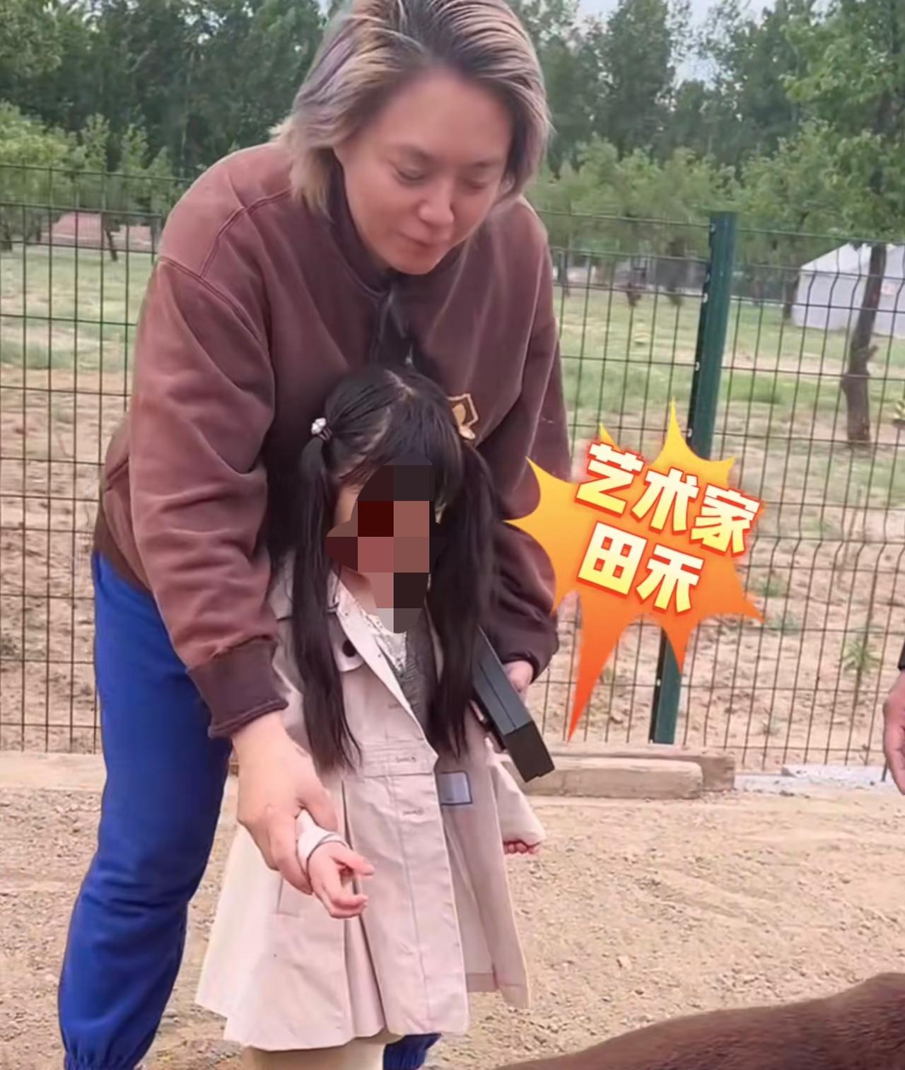 看看田世信女儿田禾的作品吧，

她也是一位艺术家，擅长雕刻与绘画，

与父亲的作